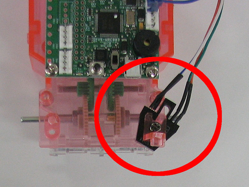 取り付けはボクシングファイターに付属のネジ“3×15mmタッピングビス”を使用してください。左右に赤外線センサーを取り付けたら次にいきましょう