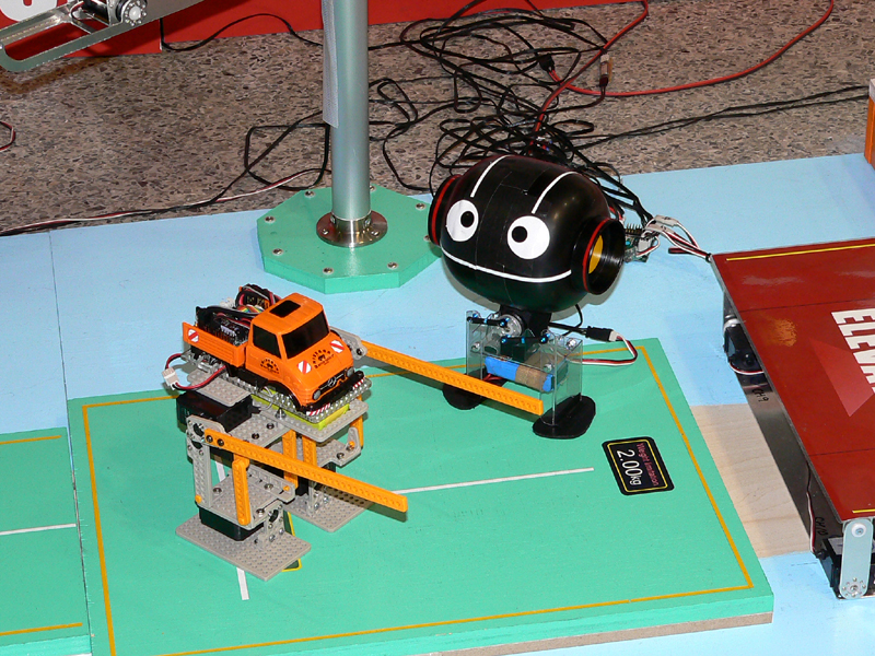 タミヤのパーツで自作したロボット「タミやん(場坂氏)」も競技に参加