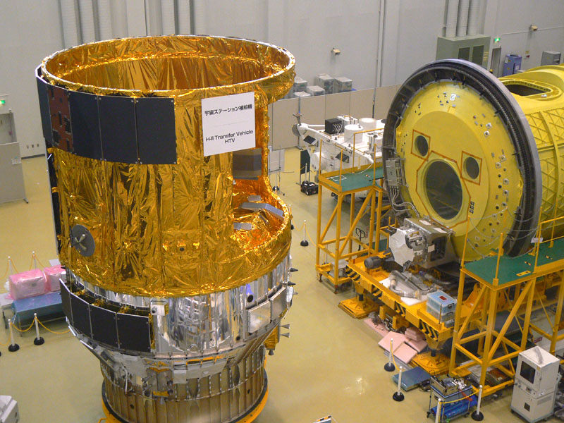 左がHTV(宇宙ステーション補給機)のエンジニアリングモデル。右に写っているのは「きぼう」船内実験室のエンジニアリングモデル