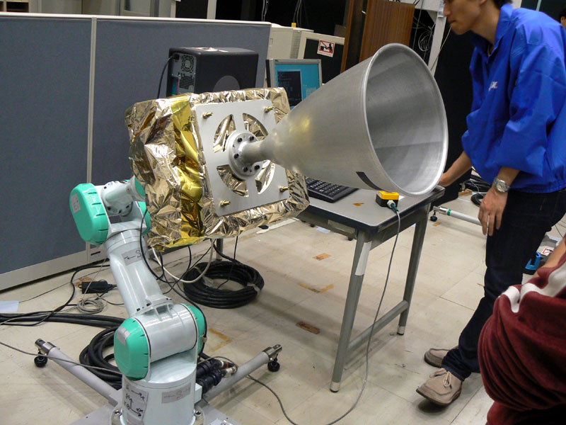 故障衛星をロボットアームによって捕獲するための模擬試験装置