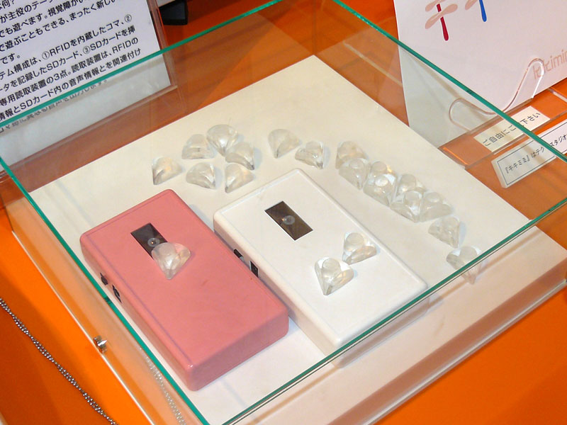 RFIDの新展示物、大阪電気通信大学の「キキミミ」。音声版ウノというイメージのゲームだ