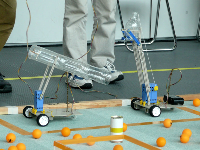 【写真3】ボールを回収する機構にペットボトルを利用したロボット。写真は「ピンポンダッシュ」(土方康平さん、土方和行さん)