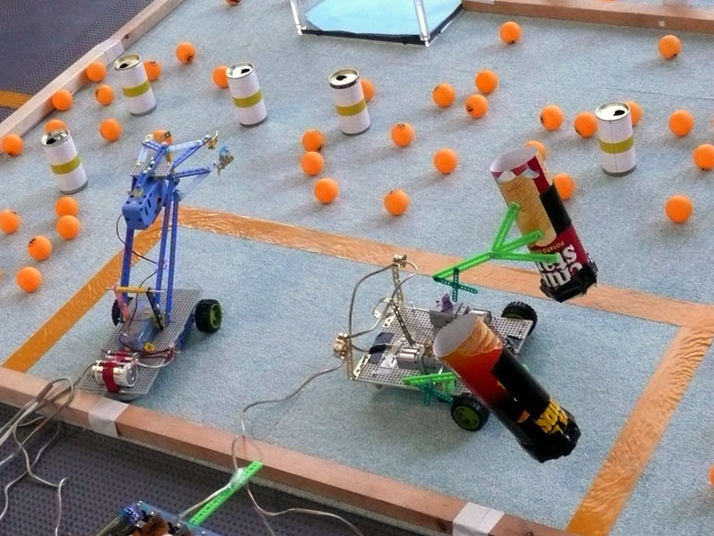 【写真4】ボールを回収する機構に細長い円筒状の菓子のパッケージを利用したロボット。写真は見明川小学校(大原朋洋さん、小川陽光さん)の「ダブル君マグネ君」