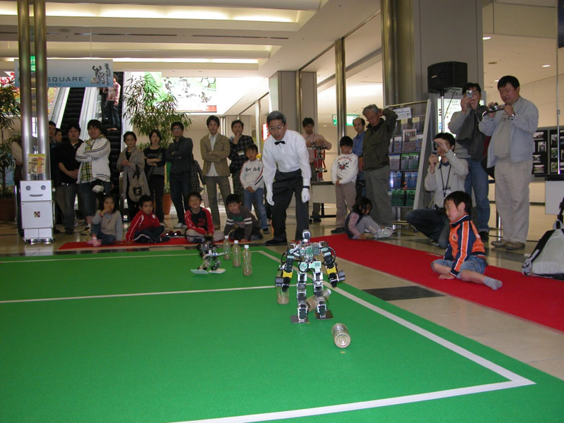 予選1位となったautomo05(手前)。九州ロボット練習会で開発されたリンク脚「メリッサ・マーキュリー」を装備し、とにかく安定している
