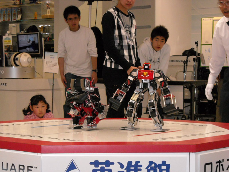 赤いロボット同士の対決。左の九産大朱鵬はスーパーディガーAのいい位置を取ってはいたのだが、攻めきれずにスーパーディガーAに敗北