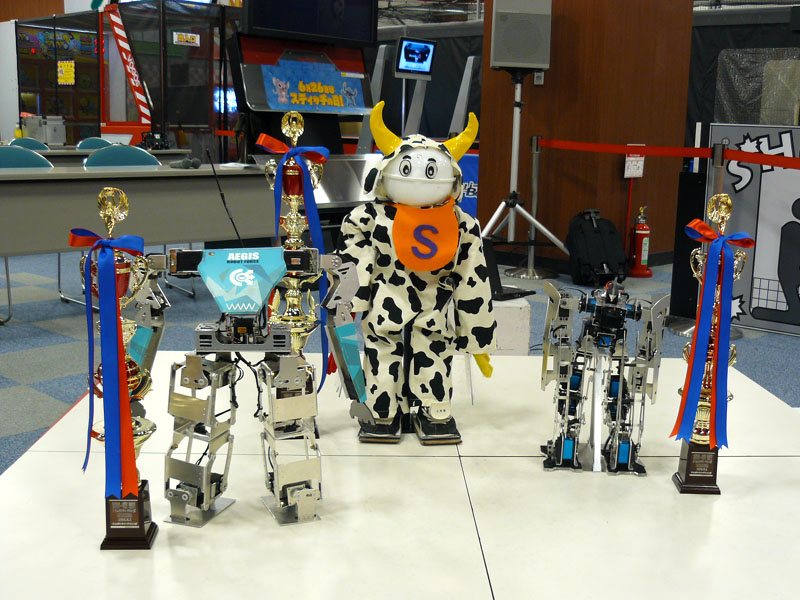 優勝のロボット3体で記念撮影