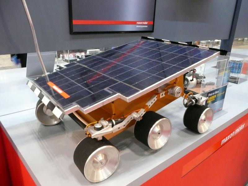 【写真2】マクソンジャパンのブースで展示されていた惑星探査ロボットの模型。同社の高性能モータが採用されている