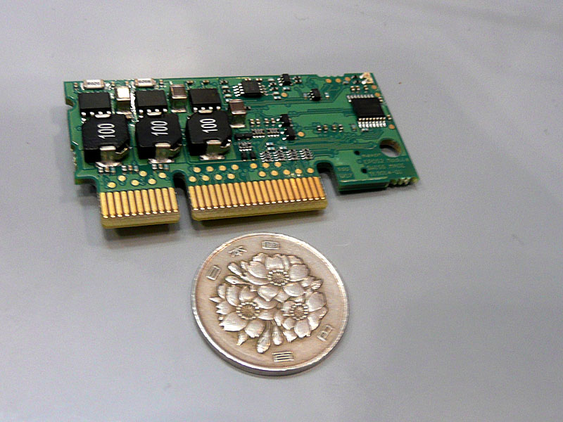 【写真6】外形28.2×54.5×9mm(幅×奥行き×高さ)、重量10gと小型軽量なデジタル位置制御モジュール「EPOS2 Module 36/2」。インクリメンタル型エンコーダ付きDCモータやブラシレスDCモータを駆動・制御できる。USB、CAN、RS-232Cに対応