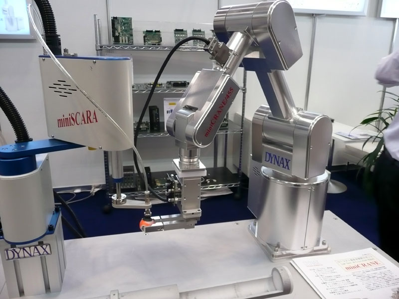 【写真7】ダイナックスの垂直多関節ロボット「miniCRANE」。3軸/4軸タイプで、エンコーダはアブソリュート型およびインクリメンタル型を選べる。ロボット本体にモータドライバが組み込まれているため、制御ボックスも小さくて済む
