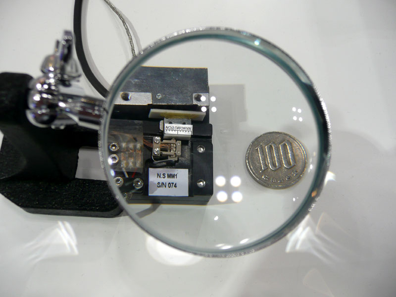 【写真30】ピーアンドシーのブースで展示されていたマイクロアクチュエータ。超音波モータによって微小駆動が可能。1μmから10μmレベルでの精密な位置決め作業が容易に行なえる