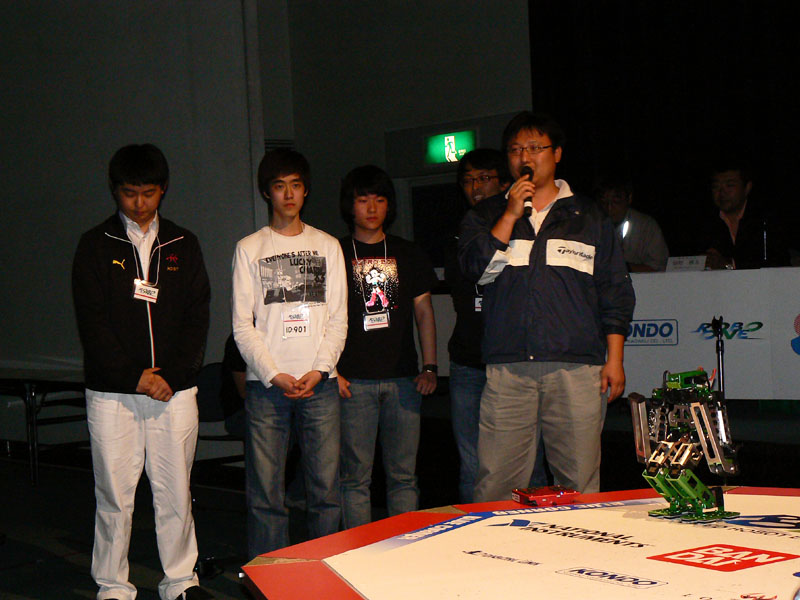 優勝チーム「ROBIT」。韓国Kwangwoon Universityの学生たち