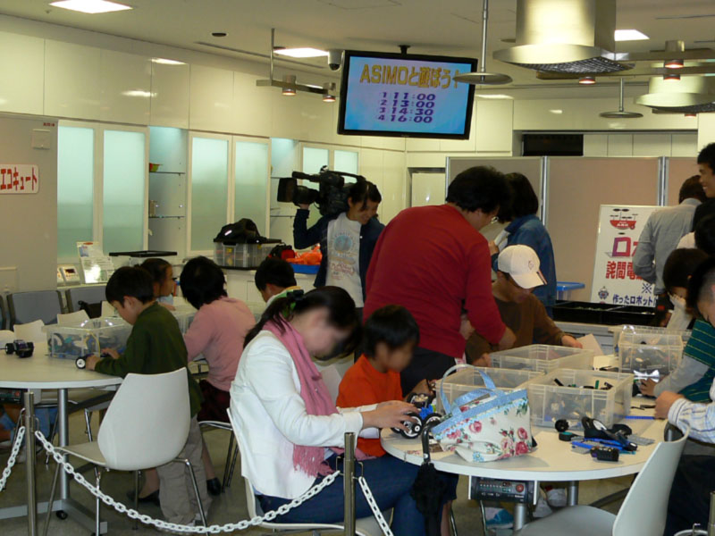 詫間電波工業高等専門学校のロボット工作教室。レゴを使用してオリジナルロボットを作成する
