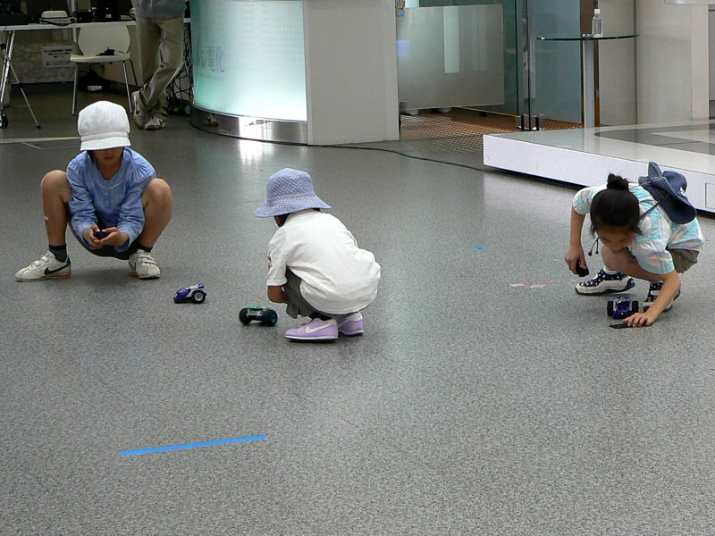 完成したロボットを早速動かして競争を始める子ども達