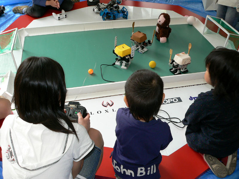 小型ロボットは子ども達の体験操縦で大人気