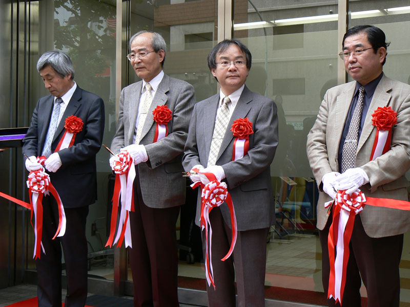 テープカット。左から橋本周司教授、藤江正克教授、高西淳夫教授、山川宏教授