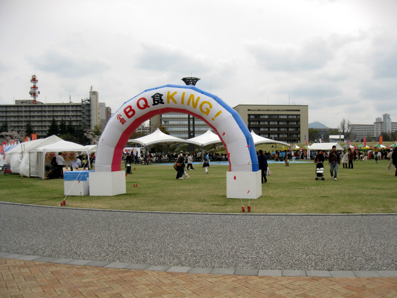 勝山公園で開催された「小倉BQ食KING!」。小倉焼きうどんや富士宮やきそばなど、日本各地からB級グルメが集まった