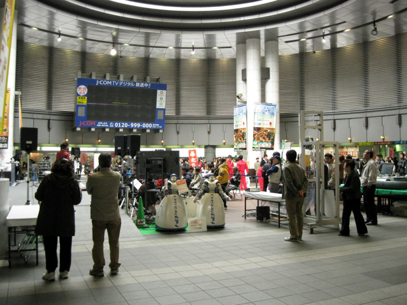 JR小倉駅のJAM広場会場。右手奥に改札口があるという、人の流れの多い場所だ