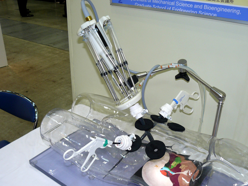 手術用ロボットや患者シミュレータなどが複数展示された