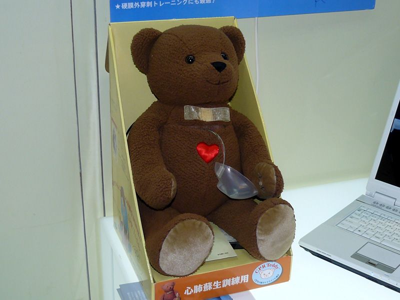 乳幼児に対する心臓マッサージや人工呼吸の訓練を行なえるテディベアのヌイグルミ「CPR Teddy」
