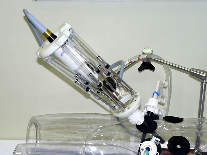 内視鏡下手術支援ロボットのデモ機