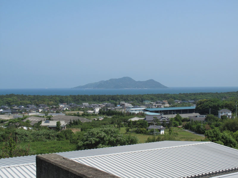 ベーダセンターの屋上から見た風景。正面に見えるのは大島で、宗像大社中津宮が鎮座することで知られている