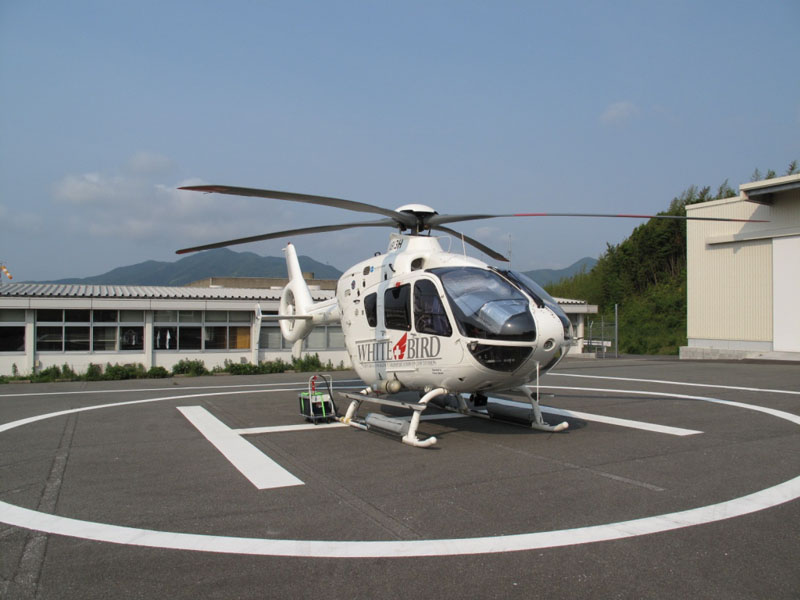 池友会のドクターヘリ「WHITE BIRD」。長崎県の対馬や五島列島まで飛んでいくという。