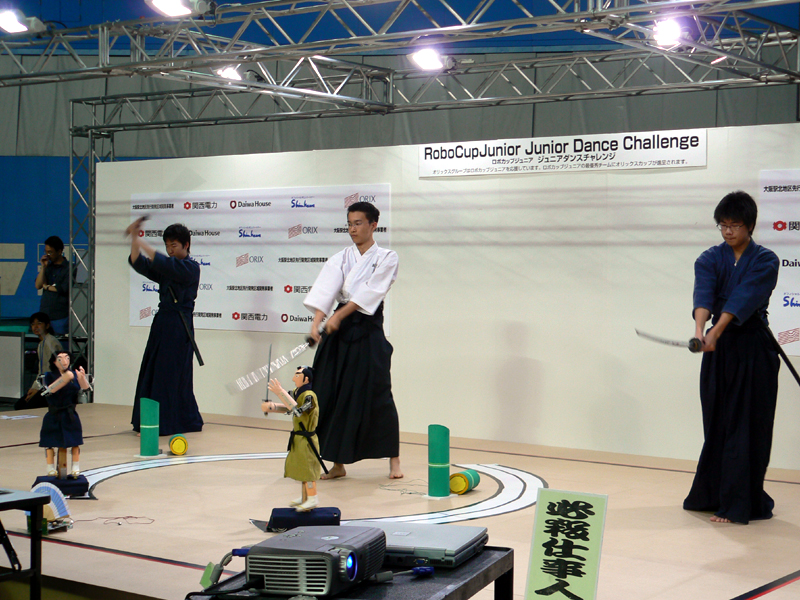 セカンダリ2位の「MURAMASA」(北信越ブロック)は、ロボットと剣舞を披露した