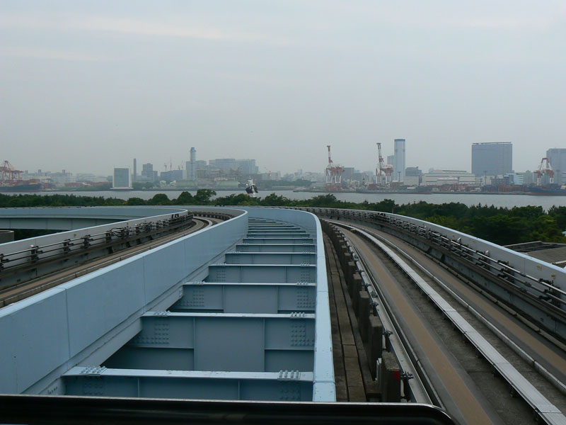「台場」駅ホームから見えるガンダム(中央)