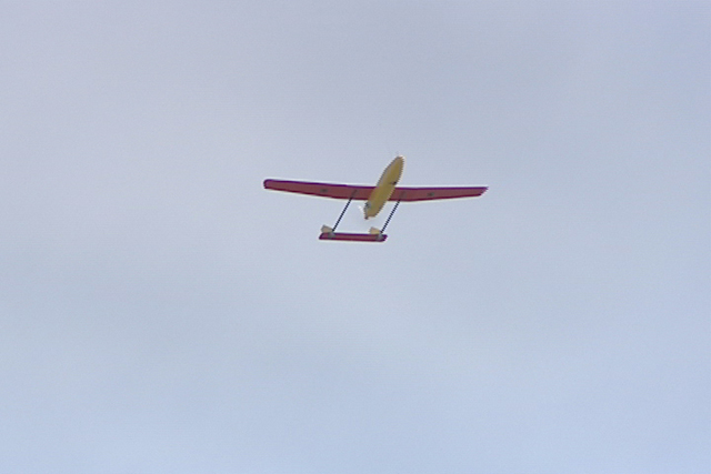 飛行中の小型無人飛行機。災害地域での活躍が期待される