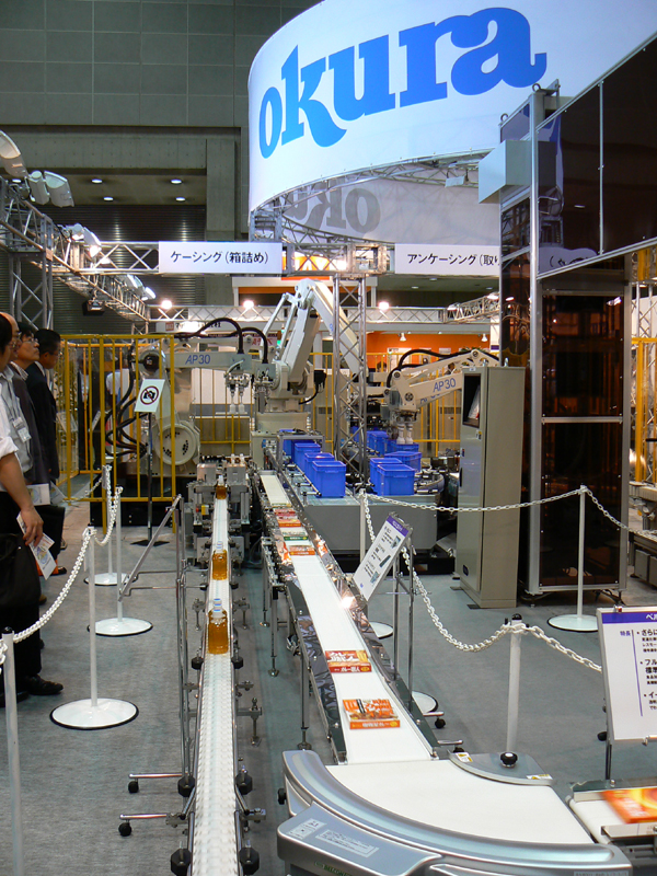 オークラ輸送機のケーシングロボット。手前が2軸でケーサロボット「AP30」、一番奥はロボットパレタイザ「A1800」