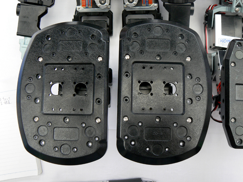 KHR-3HVの足裏は、新設計のバスタブソールが装着されている。従来のバスタブソールよりも、サイズが大きく、形状も複雑になっている
