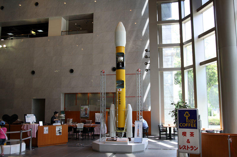 エントランスには、純国産の三菱重工業製H-IIAロケットの1/10スケールモデルなども展示されている