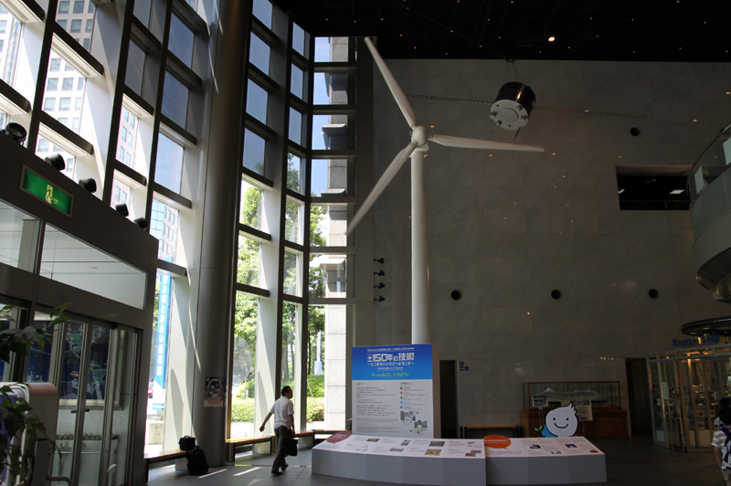 H-IIAと並ぶエントランスの2大展示物が、風力発電設備。ブレードがグルグルと回っている