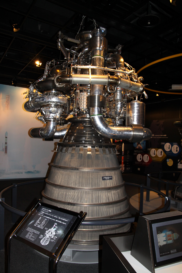 LE-7A。現行機H-IIAのメインエンジン。LE-7よりとても細身なので、下のクラスのエンジンかと思ってしまう