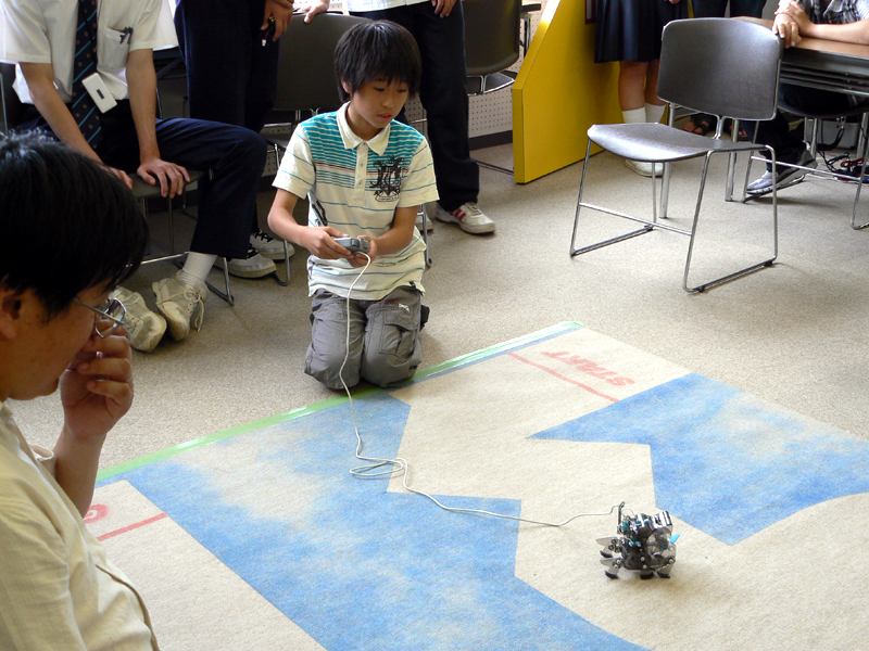 有線の多足歩行ロボットで出場した「ぶらっく」(飾磨小学校ロボットクラブOB)