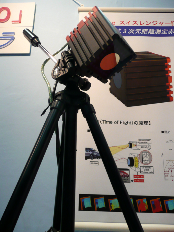 【写真19】日本クラビスのブースで紹介されていたTOF方式の三次元距離測定赤外線カメラ「SR-4000」を紹介。産業用で防塵・防滴構造