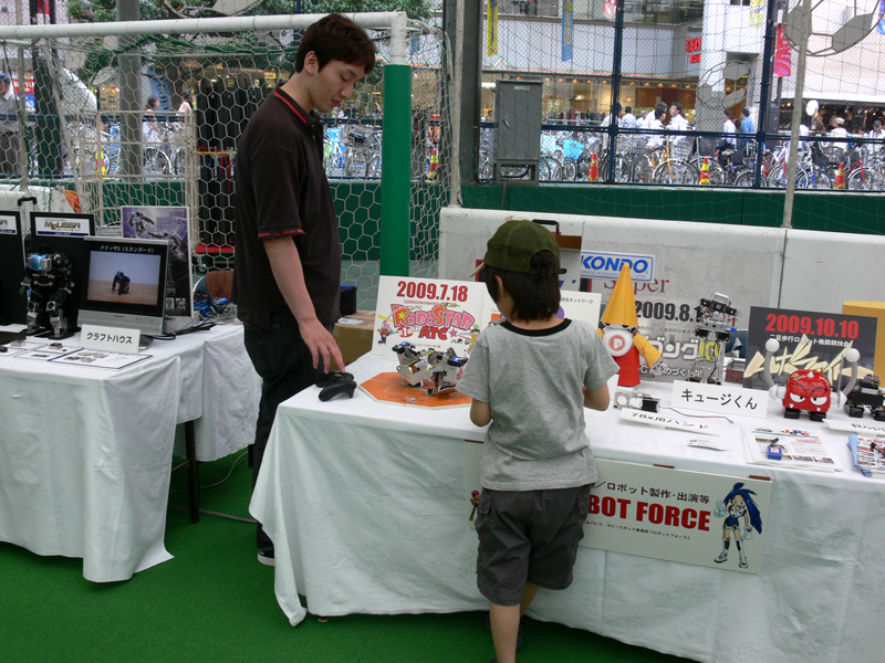 ロボットフォースの展示ではNeeBo相撲を随時体験操縦することができるようになっていた