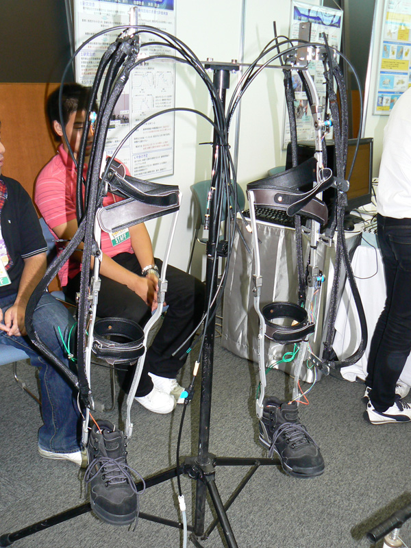 空気圧人工筋を使った歩行訓練システム