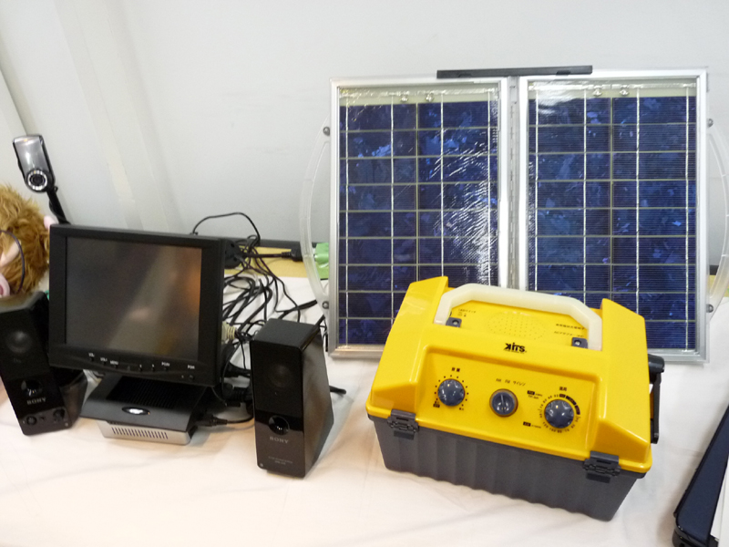 【写真12】ヘルスモニター、専用プラットフォーム(写真左)や、途上国でも利用できるように太陽電池パネルや手動発電機(写真右)も用意