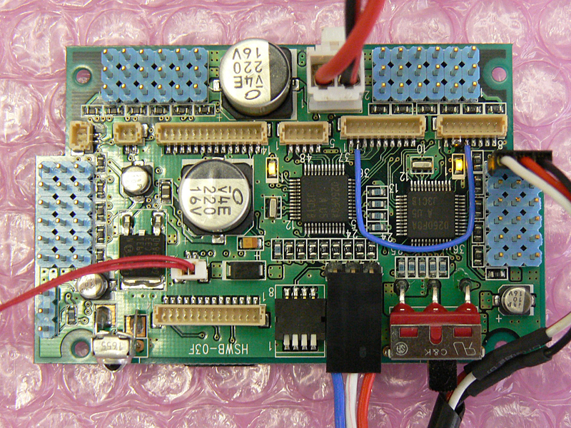 新型コントロールボード「HSWB-03F」。CPUを2つ搭載した高機能ボードだ。左下にあるのは赤外線受信部で、汎用赤外線リモコンを使って、遠隔操作が可能