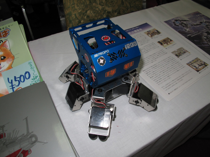 同じくディーラーズルームにいた、日本遠隔制御の6脚ロボット。会場では「タコ」と呼ばれていた