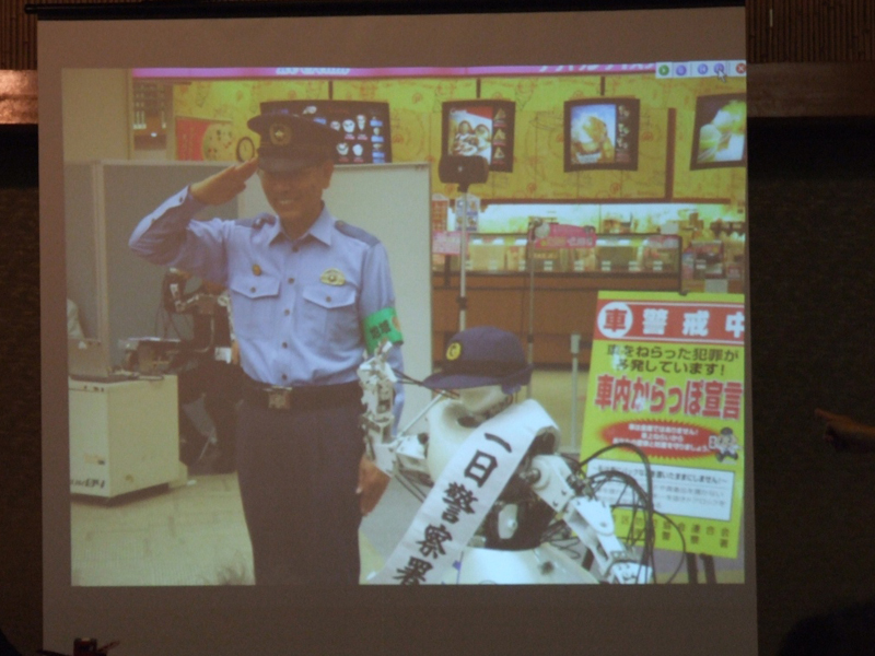 筆者は九州のロボットについて紹介。写真は2008年6月に小倉南警察署で実施されたテムザック4による1日警察署長イベント