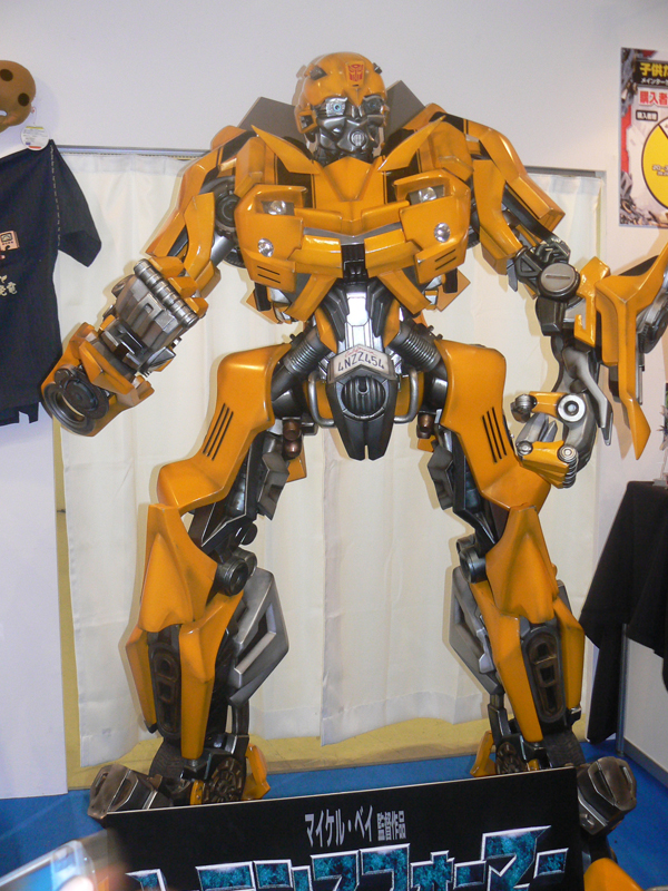 トランスフォーマーの主要ロボット「バンブルビー」の大型フィギュアが展示されていた