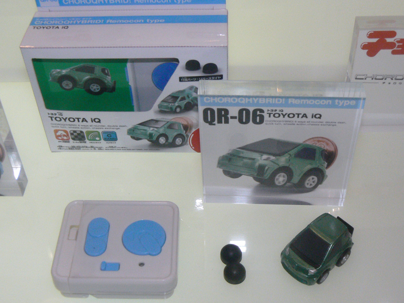 チョロQハイブリッドのリモコンタイプ「トヨタ iQ」。リバースタイヤが付属