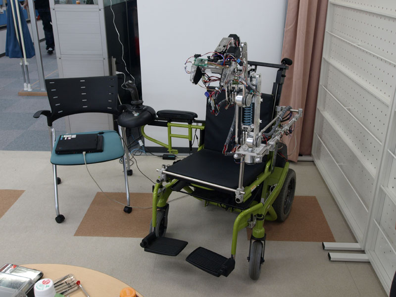 ロボットアームを搭載した車椅子システム