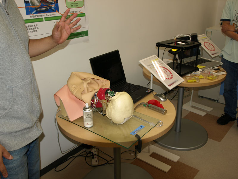 気管挿管外科手術の訓練用ロボット「WKA-1R」(手前)と冠動脈バイパス手術訓練装置「BEAT」(奥)
