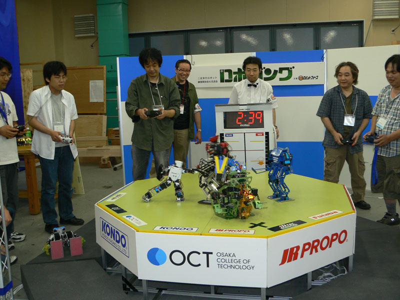 8体のロボットがリングにあがり、最後の1体になるまで戦うランブル
