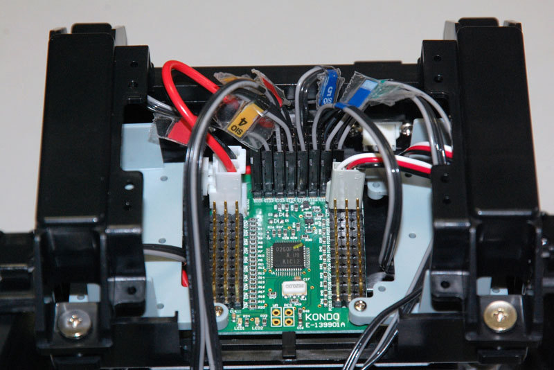 RCB-4HVの各ポートにサーボコネクタ、電源コネクタ、延長ケーブルを接続する。SIOポートにはサーボコネクタを接続するが、灰色の線(信号線)が基板の内側にくるように接続する。コネクタの向きを間違えないように気をつけよう