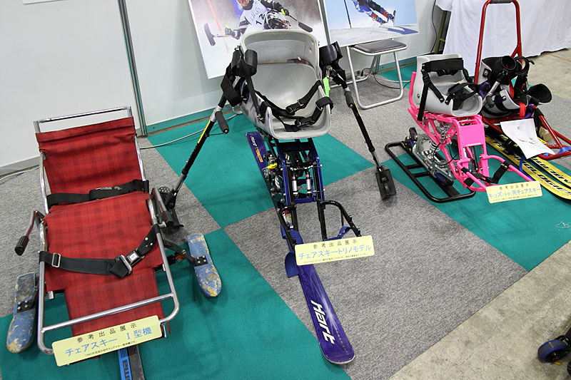 チェアスキーの最新型「トリノモデル」などが展示されていた。パラリンピックで使用されている製品だ