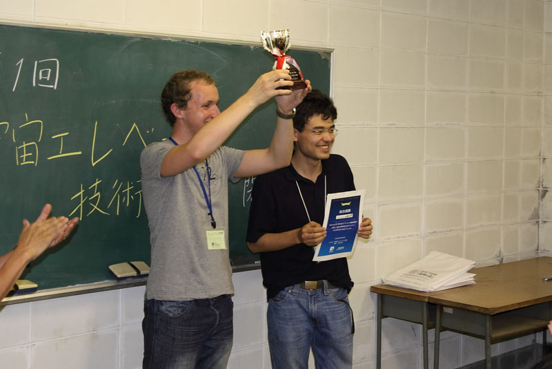 ミュンヘン工科大学の代表の生徒が総合優勝のトロフィーを掲げる